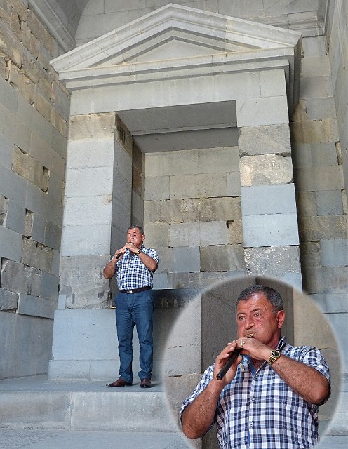 310.jpg - 310 Muzyk gra na duduku – instrumencie dętym drewnianym, pochodzący z Armenii, wyrabiany zazwyczaj z drewna moreli. Dźwięk duduka jest ciepły, delikatny i ma nieco nosowy tembr.