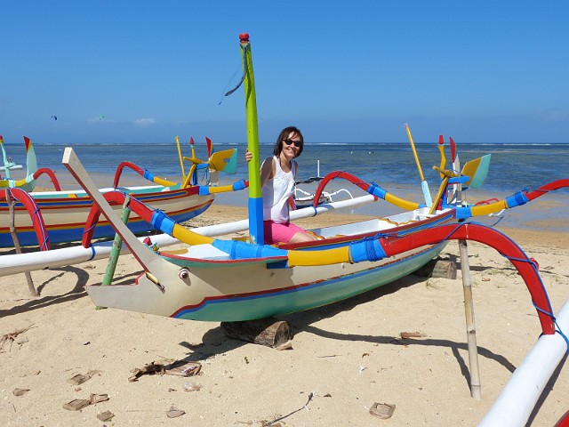 123.jpg - 123 Na plaży w Sanur przy tradycyjnych łódkach. Na dziobie łódki obowiązkowa głowa słonia, która ma strzec rybaków przed demonami żyjącymi w wodzie.