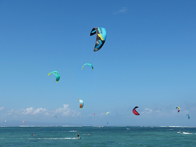 126.jpg - 126 Ze względu na silne wiatry często tu fruwają kitesurferzy.