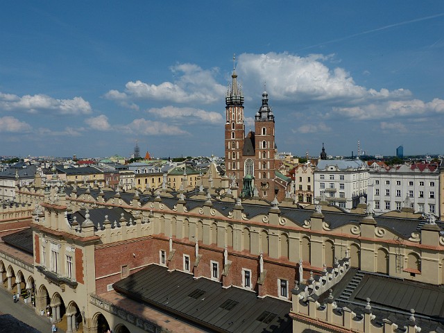 239 Sukiennice i Kościół Mariacki w Krakowie.jpg