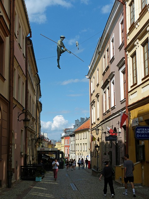 015.jpg - 015 Balansująca postać przedstawia Jaszę Mazura, tytułowego bohatera powieści Isaaca Beshevisa Singera „Sztukmistrz z Lublina”.
