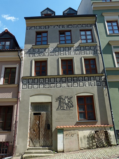 096.jpg - 096 Ul. Grodzka. Kamienica z grafikami Andrzeja Kota - lubelskiego twórcy.