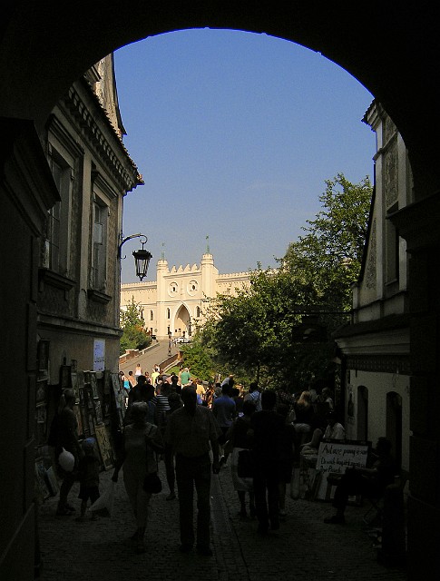 005 Widok przez Bramę Grodzką.jpg