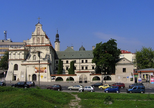 051 Kościól i klasztor.jpg - 051 Kościół Karmelitów Bosych pw. św. Józefa Oblubieńca Najświętszej Marii Panny powstał w XVII w. Obok klasztor