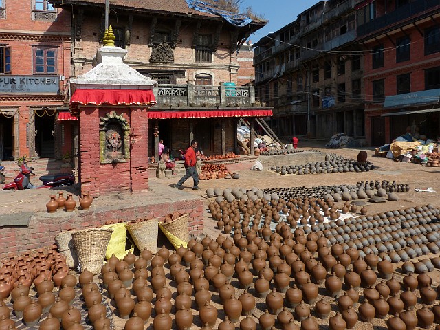 052.jpg - 052 Plac Garncarzy.  Bhaktapur słynie z tradycyjnie wyrabianej ceramiki, a tutejsi rzemieślnicy sposób produkcji przekazują sobie z pokolenia na pokolenie. 