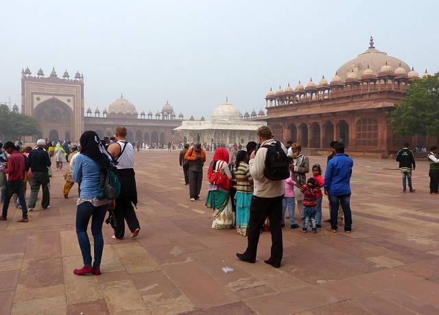 157.jpg - 157 Dziedziniec Wielkiego Meczetu w Fatehpur Sikri.