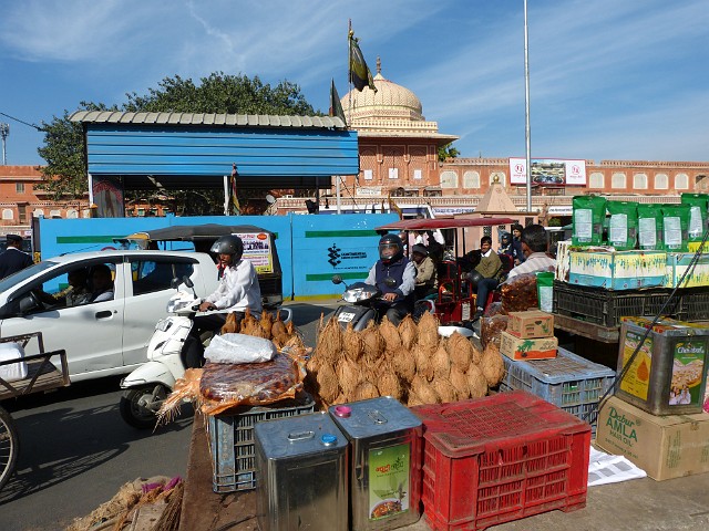 204.jpg - 204 Jaipur - zwany Różowym miastem tętni życiem, pełen chaosu, tłoku, klaksonów, gwaru .