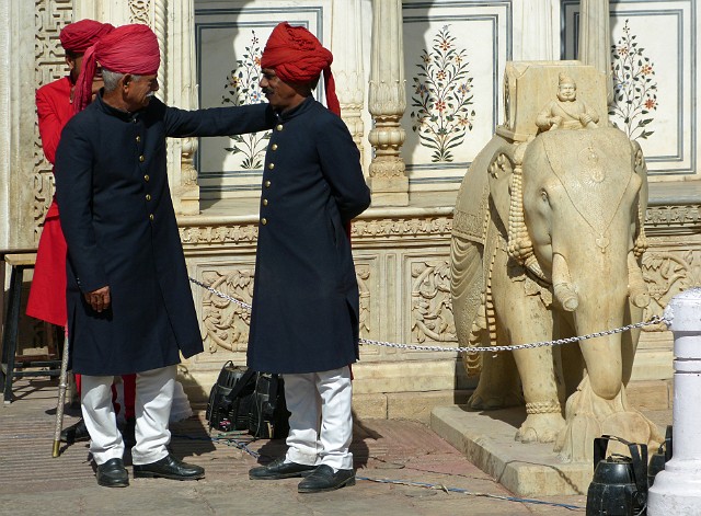 220.jpg - 220 Turbany strażników pałacu mają 9 metrów długości.