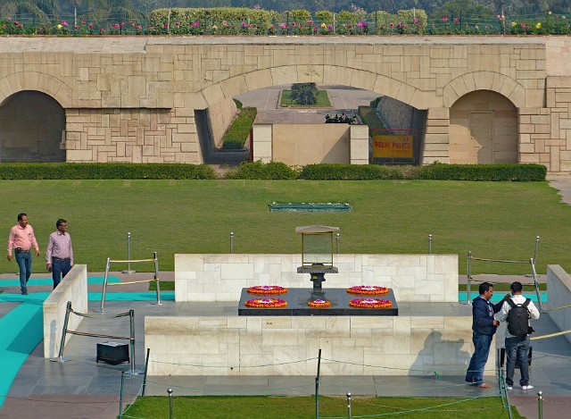 267.jpg - 267 Raj Ghat- miejsce kremacji Mahatmy Ganhiego w Delhi.