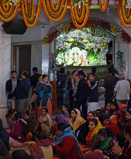 274.jpg - 274 Wnętrze świątyni Iskcon wypełnione wyznawcami, śpiewającymi energetyczne mantry Hare Kriszna. Dookoła wiszą girlandy świeżych kwiatów.