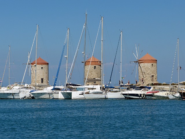 001 Młyny.jpg - 001 Młyny w porcie Mandraki. Miasto Rodos na wyspie Rodos, największej wyspie Dodekanezu czyli greckiego archipelagu 12 wysp.
