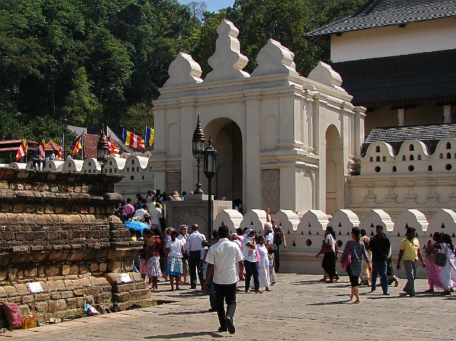 079.jpg - 079 Świątynia Zęba w Kandy - Sri Dalada Maligawa. Ma w niej znajdować się relikwia - ząb Buddy