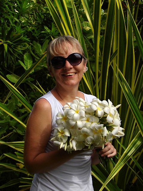 227.jpg - 227 Z bukietem frangipani
