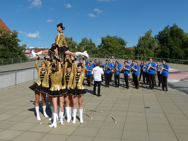 080.jpg - 080 Podczas szczecińskiego festiwalu lubliniecka orkiestra zdobyła najwięcej nagród: I miejsce za koncert sceniczny; wyróżnienie i Puchar Prezydenta Miasta Szczecina dla najlepszego kapelmistrza Bartłomieja Pięty; wyróżnienie dla najlepszej tamburmajorki Agaty Kawalec; wyróżnienie dla najlepszej solistki Marty Kijas