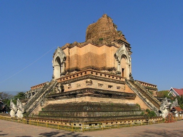 330.jpg - 330 Na terenie kompleksu znajduje się największa chedi w Chiang Mai, licząca 98 m wysokości i 54 m szerokości. Budowlę tę datuje się na XV wiek, jednakże w wyniku trzęsienia ziemi w 1545 roku uległa ona zniszczeniu. Dziś oglądamy jej rekonstrukcję.