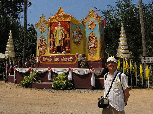 347.jpg - 347 Pattaya – przy wejściu do The Sanctuary Of Truth - Świątyni Prawdy. Wizerunek Jego Królewskiej Mości Króla Bhumibola Adulyadeja - Ramy IX. Tajowie darzą wielką i autentyczną czcią rodzinę królewską, dlatego też nie są tolerowane najmniejsze oznaki braku szacunku dla króla, królowej i królewskich dzieci. Obraza Króla jest przestępstwem! Z odpowiednim szacunkiem należy się odnosić także wobec portretów i wizerunków Króla.