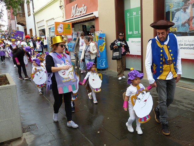 215.jpg - 215 Następnego dnia, w środę 22 lutego, parada dzieci w Puerto de La Cruz.
