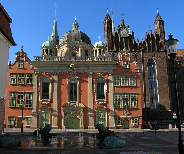 072 Kaplica Królewska, z tyłu kościół Mariacki.jpg