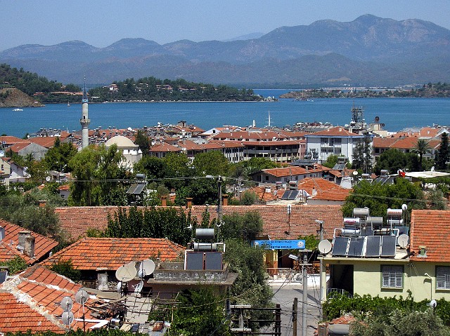 203 Widok na miasto i zatokę Fethiye u ponóża gór Taurus.jpg