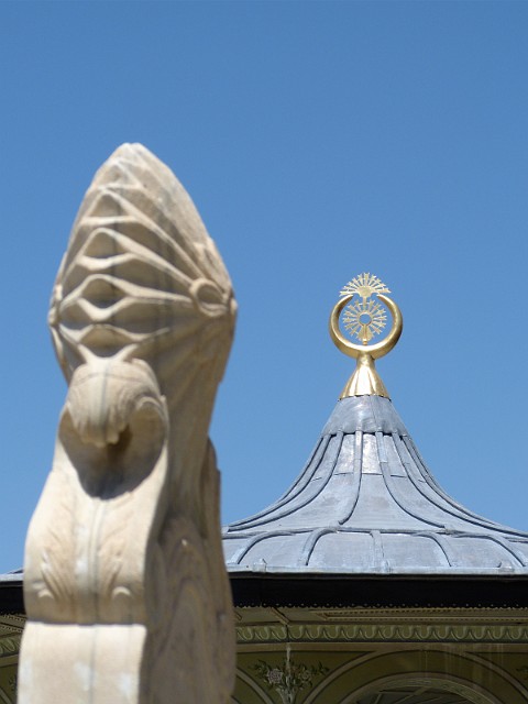021.jpg - 021 Dżalal al-Din Rumi, który otrzymał tytuł Mevlany żył w XIII wieku i był wybitnym uczonym, który wykładał w szkołach koranicznych Konyi. Pod koniec życia wokół Rumiego skupiła się spora grupa uczniów, podzielająca jego mistyczno-filozoficzne zapatrywania oraz praktyki religijne, przejawiające się głównie w czczeniu Boga poprzez wirowy taniec i muzykę. Z czasem powstały zakon zaczęto nazywać mianem Wirujących Derwiszy