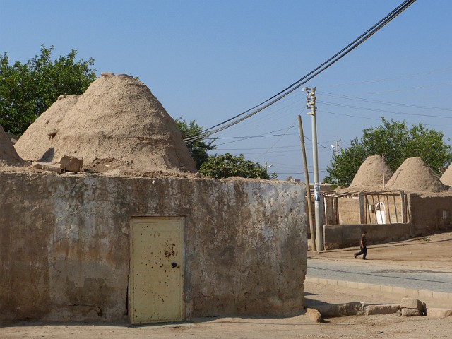 170.jpg - 170 Harran słynie z bardzo starych, kilkusetletnich glinianych domków przypominających ule