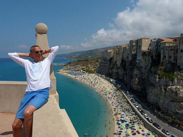 196.jpg - 196 Tropea – miasto kurort, położone na wysokim klifie