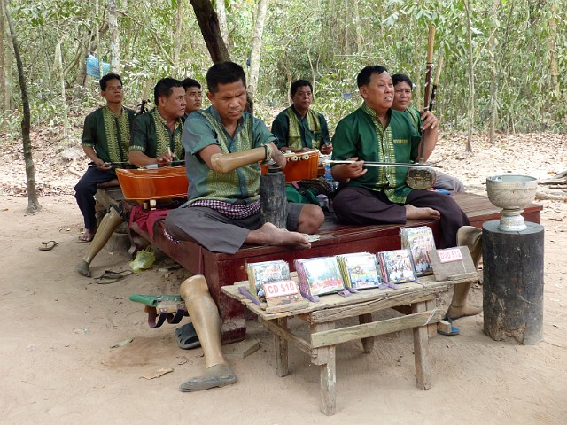 149.jpg - 149 Kambodżanie wiele ucierpieli od min. Mogą zarabiać grając dla turystów zwiedzających Angkor Wat.