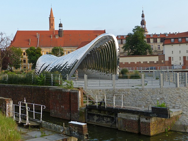 003 Wyspa.jpg - 003 Wyspa Daliowa - plenerowa rzeźba Nawa. Instalacja Oskara Zięty to kilkadziesiąt stalowych lśniących łuków.