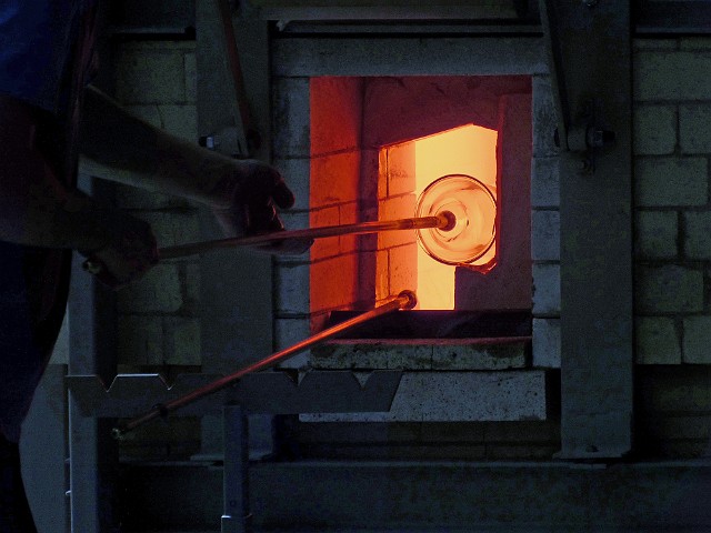 240 Muzeum.jpg - 240 Muzeum Karkonoskie – Laboratorium Szkła. Pokaz obróbki szkła.