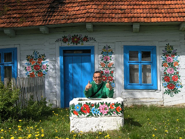03 Dom i studnia w polnych kwiatach.jpg