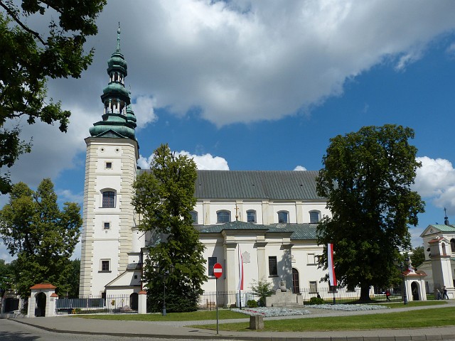 34.jpg - 34 Katedra pw. Wniebowzięcia Najświętszej Maryi Panny i Świętego Mikołaja zwana „Wawelem Mazowsza”, która jest mauzoleum dwunastu prymasów Polski, podniesiona w czerwcu 1999 r. przez papieża Jana Pawła II do rangi bazyliki mniejszej.