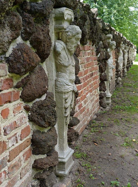 46.jpg - 46 Park romantyczno-sentymentalny w Arkadii, został założony w 1778 r. przez Helenę Radziwiłłową z Przaździeckich, żonę Michała Hieronima Radziwiłła, właściciela pobliskiego Nieborowa. 