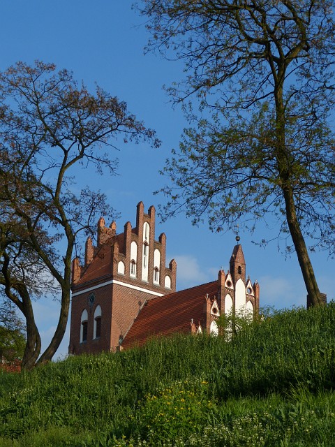 07.jpg - 07 Gniewska fara – kościół pw. św. Mikołaja, patrona żeglarzy i kupców. Prócz zamku krzyżackiego jest on najbardziej monumentalną budowlą miasta, pochodzącą z okresu średniowiecza