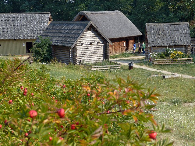 32.jpg - 32 Chaty dawnych słowiańskich wojów