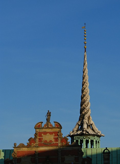 29.jpg - 29 Szczyt wieży w kształcie czterech skręconych smoczych ogonów