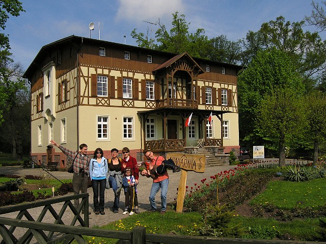 24.jpg - 24 Stuletni dworek w Jeziorkach zbudowany w stylu tyrolskim