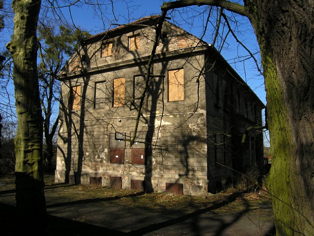 01.jpg - 01 Pałac rodziny von Treskow - kwiecień 2010r.