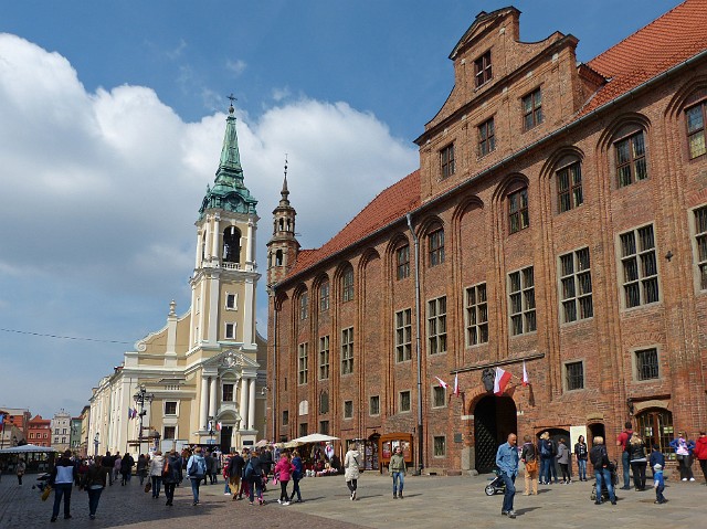 04 Ratusz i kościół Świętego Ducha.jpg