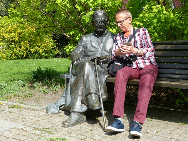 282 .JPG - 282 Na ławeczce z ks. Janem Twardowskim